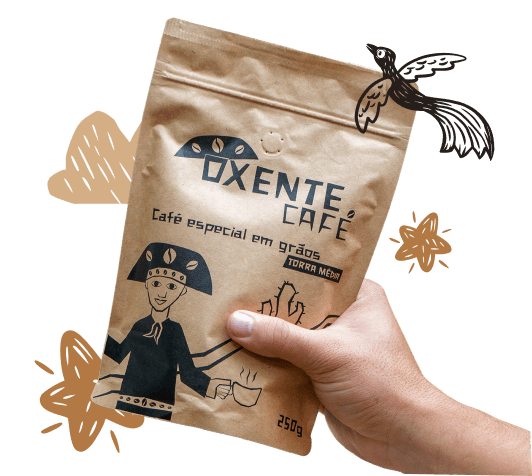 Mão segurando um pacote de café da Oxente Café